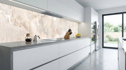 Moderne weiße Küche mit einer Küchenrückwand von glasposter.com – „Heller Marmor Creme-Grau“ und Sonnenlicht.