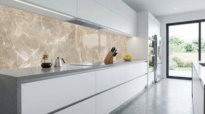Moderne weiße Küche mit einer Küchenrückwand von glasposter.com – „Marmor Hellbeige-Grau“ und Blick in den Garten.