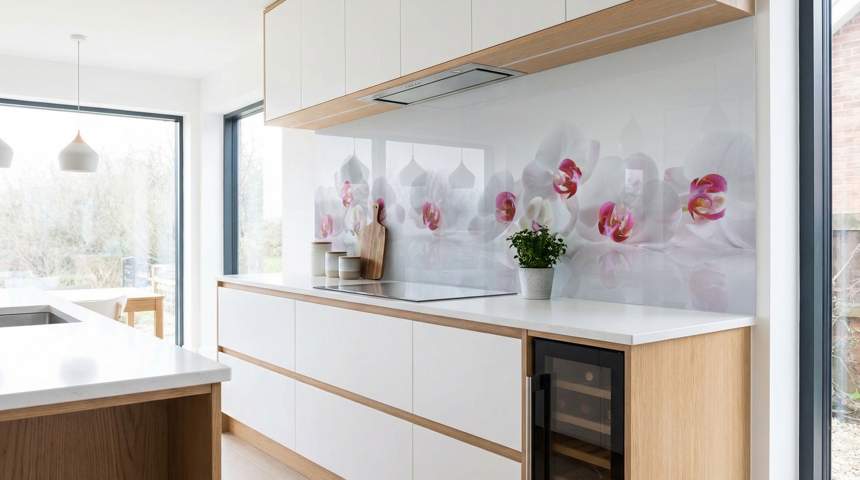 Moderne Küche mit weißen Schränken, Holzakzenten und einer Küchenrückwand „Orchideenblüten“ von glasposter.com.