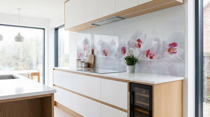 Moderne Küche mit weißen Schränken, Holzakzenten und einer Küchenrückwand „Orchideenblüten“ von glasposter.com.