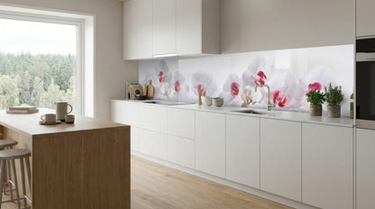 Moderne weiße Küche mit Holzakzenten und einer Küchenrückwand von glasposter.com – „Elegante Orchideenblüten“.