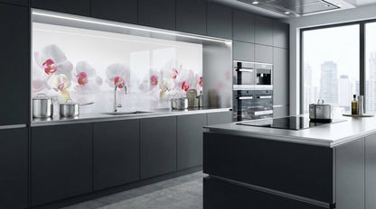Moderne Küche mit dunklen Schränken, Töpfen und Küchenrückwand – „Elegante Orchideenblüten“ von glasposter.com.