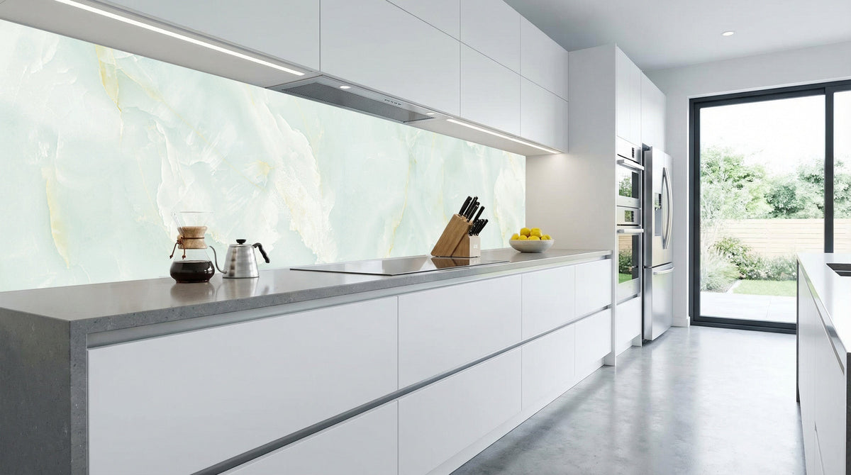 Moderne Küche mit weißen Schränken, Küchenrückwand aus türkis-grünem Opal-Marmor von glasposter.com.