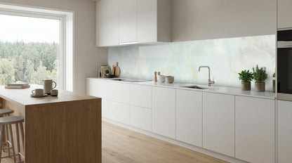 Moderne weiße Küche mit Kücheninsel aus Holz, Barhockern und einer türkisgrünen Opal-Marmor-Fliesenwand von glasposter.com.