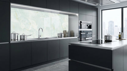 Moderne Küche mit matten, dunklen Schränken, Küchenrückwand – türkis-grüner Opal-Marmor von glasposter.com.