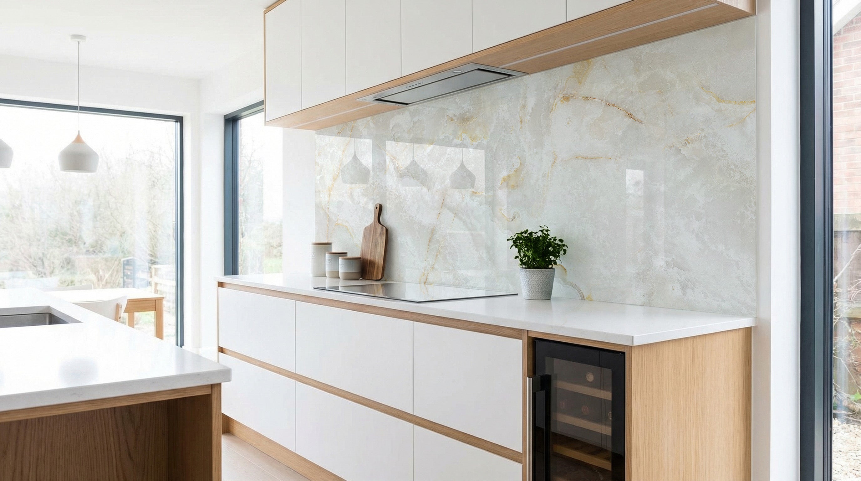 Minimalistische Küche: weiße Schränke, Calacatta Gold-Fliesenwand (glasposter.com), eingebauter Weinkühlschrank.