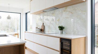 Minimalistische Küche: weiße Schränke, Calacatta Gold-Fliesenwand (glasposter.com), eingebauter Weinkühlschrank.