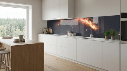 Moderne weiße Küche, Kücheninsel aus Holz und Küchenrückwand „Galaxie Nachthimmel Sterne“ von glasposter.com.