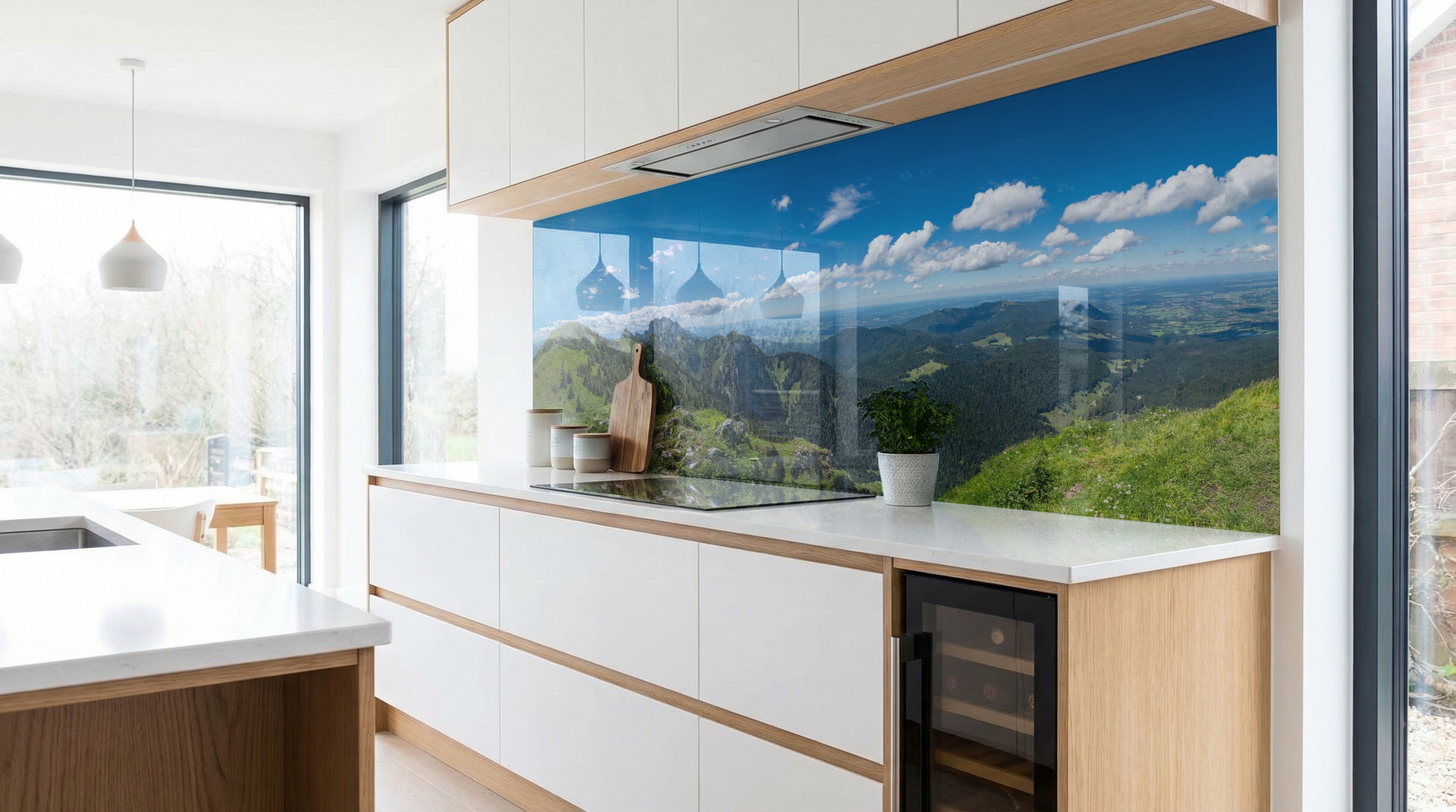 Moderne Küche mit weißen Schränken und einer Küchenrückwand „Berglandschaft blauer Himmel“ von glasposter.com.