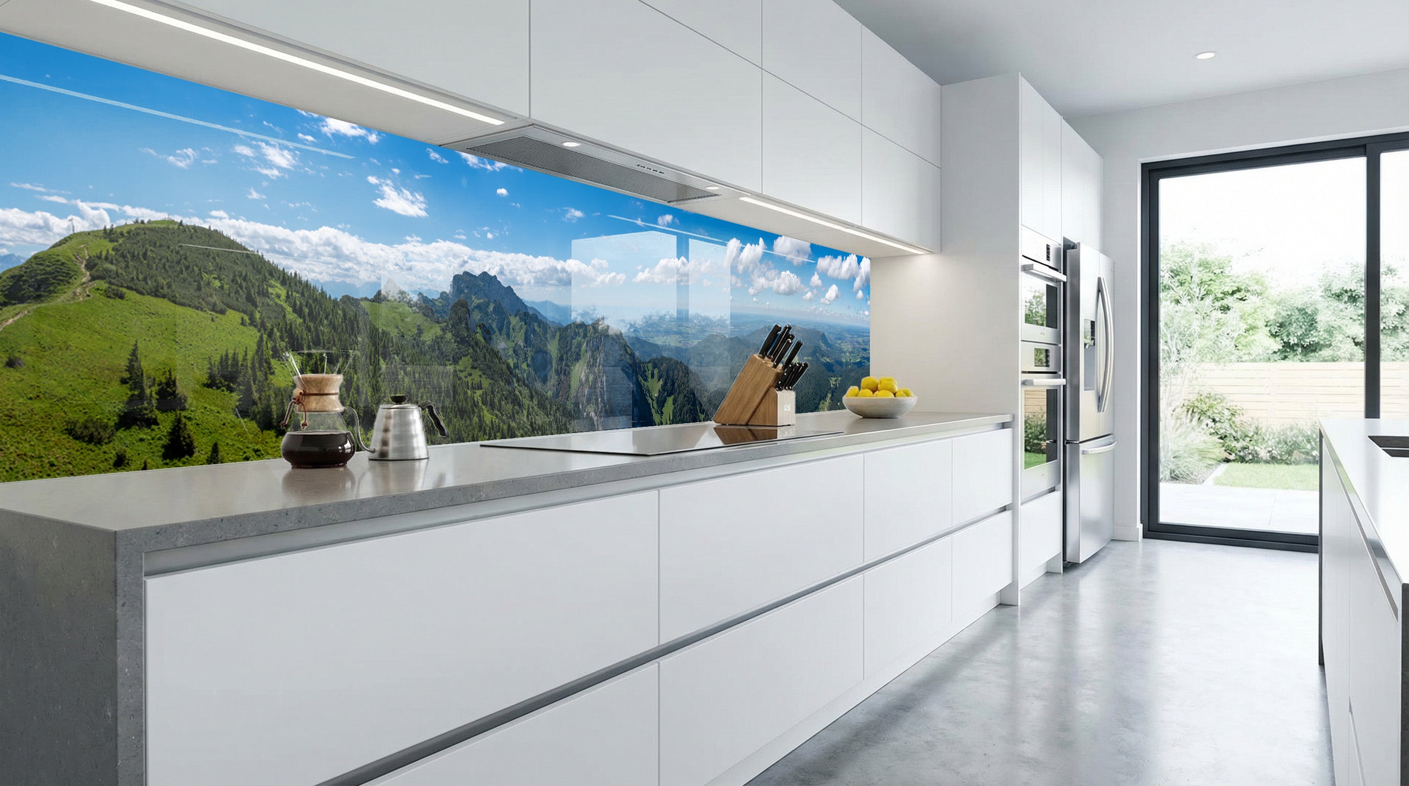 Moderne weiße Küche mit einer Küchenrückwand – „Berglandschaft, blauer Himmel“ von glasposter.com.