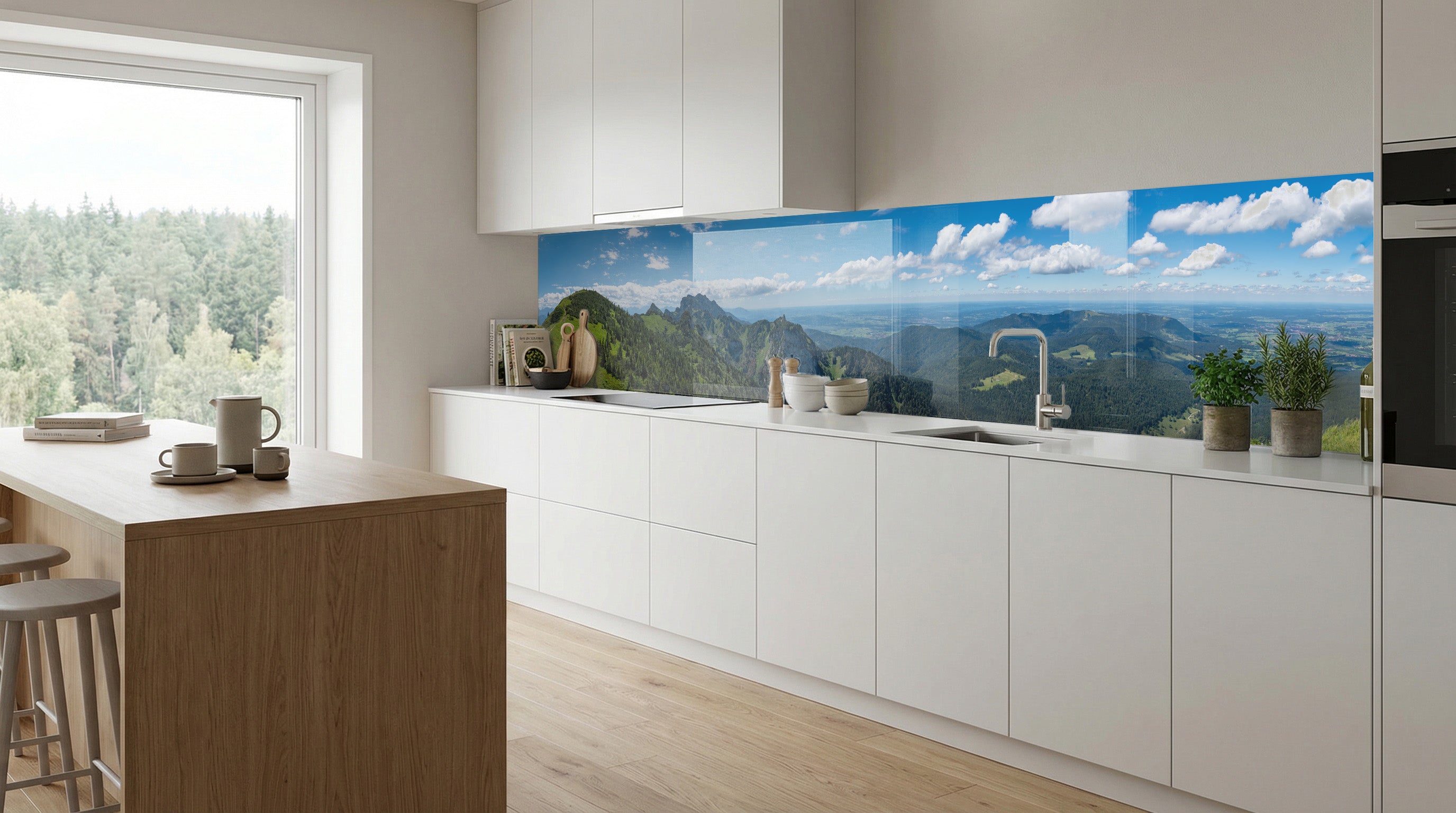 Moderne weiße Küche mit einer Küchenrückwand „Berglandschaft“ von glasposter.com und einem großen Fenster mit Blick auf den Wald.