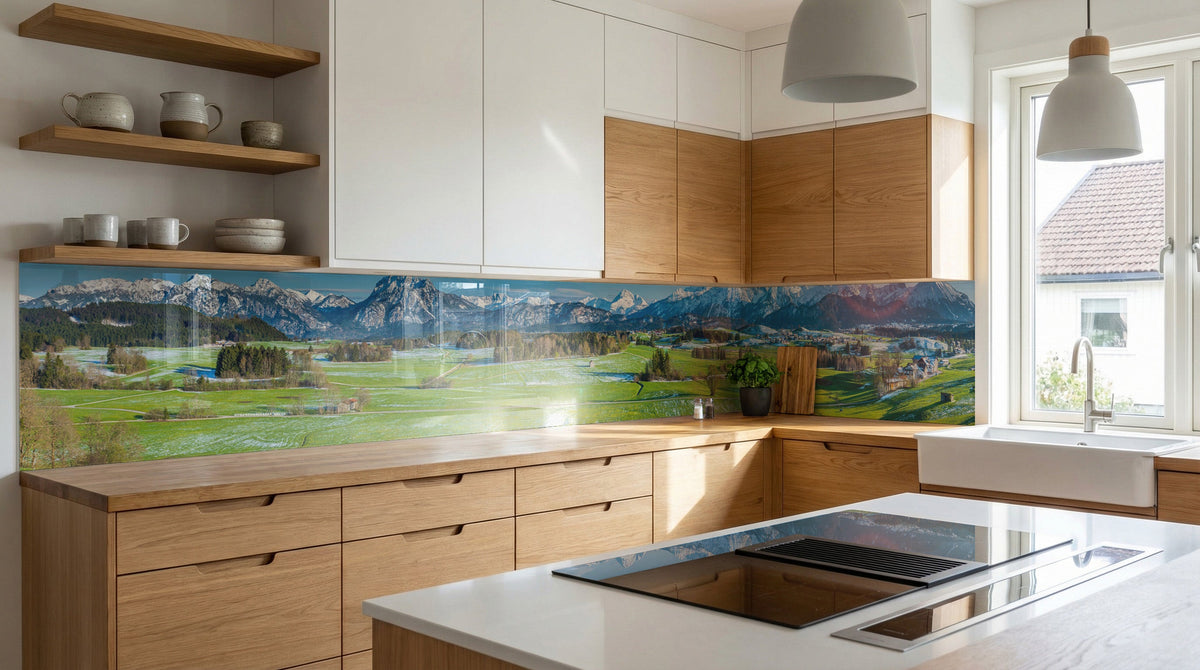 Moderne Küche mit Holzschränken, weißen Arbeitsplatten und einer Küchenrückwand im Design „Sonnenaufgang Alpenwiesen“.