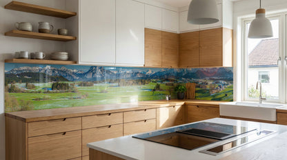 Moderne Küche mit Holzschränken, weißen Arbeitsplatten und einer Küchenrückwand im Design „Sonnenaufgang Alpenwiesen“.