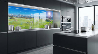 Moderne Küche mit grauen Schränken und einer Küchenrückwand von glasposter.com – „Sonnenaufgang Alpenwiesen“.
