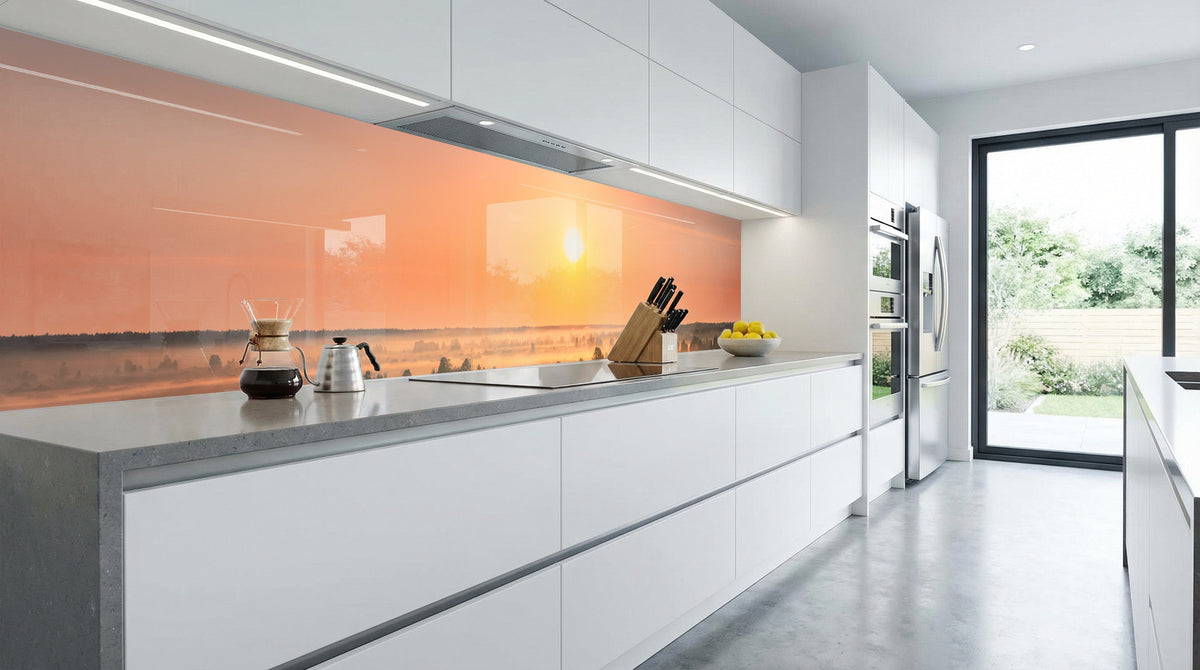 Moderne Küche mit weißen Schränken, Kaffeemaschine, Messern und einer Nebelfeld-Küchenrückwand von glasposter.com.