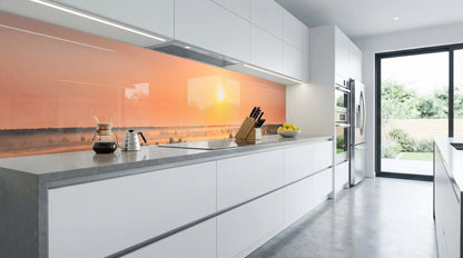 Moderne Küche mit weißen Schränken, Kaffeemaschine, Messern und einer Nebelfeld-Küchenrückwand von glasposter.com.