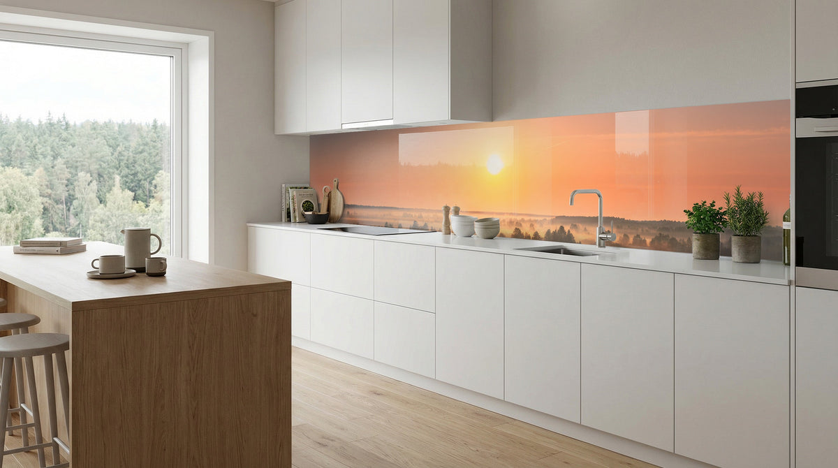 Moderne weiße Küche mit großem Fenster und einer Küchenrückwand – „Nebelfeld“ von glasposter.com.