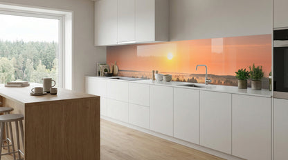 Moderne weiße Küche mit großem Fenster und einer Küchenrückwand – „Nebelfeld“ von glasposter.com.