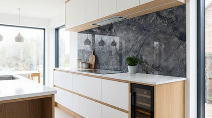 Moderne Küche mit weißen Schränken, Holzakzenten, einer Küchenrückwand von glassposter.com, einem Weinkühlschrank und einer Pflanze.