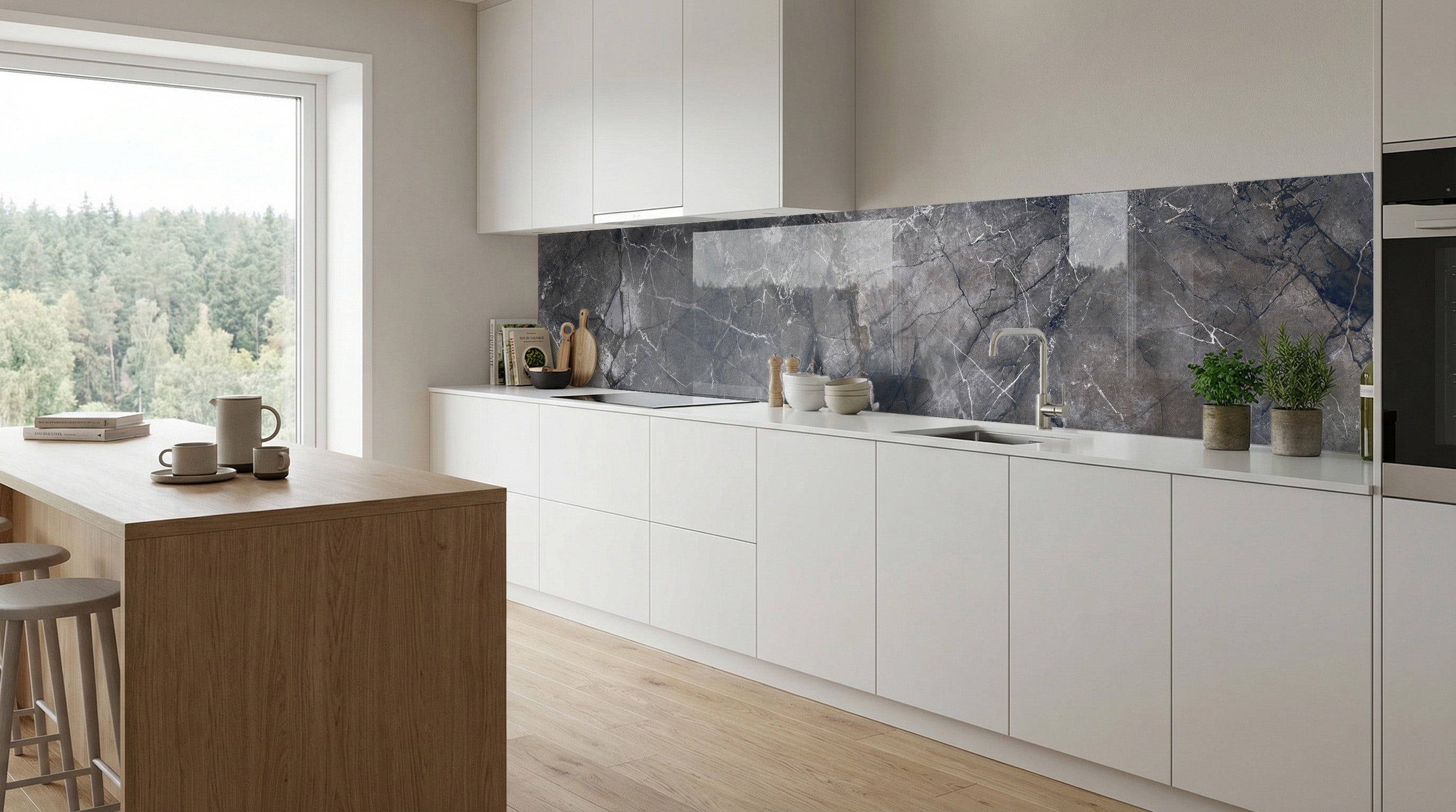 Moderne Küche mit weißen Schränken, einer Kücheninsel aus Holz und einer Küchenrückwand – dunkelgraues Marmormuster.