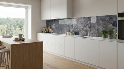 Moderne Küche mit weißen Schränken, einer Kücheninsel aus Holz und einer Küchenrückwand – dunkelgraues Marmormuster.