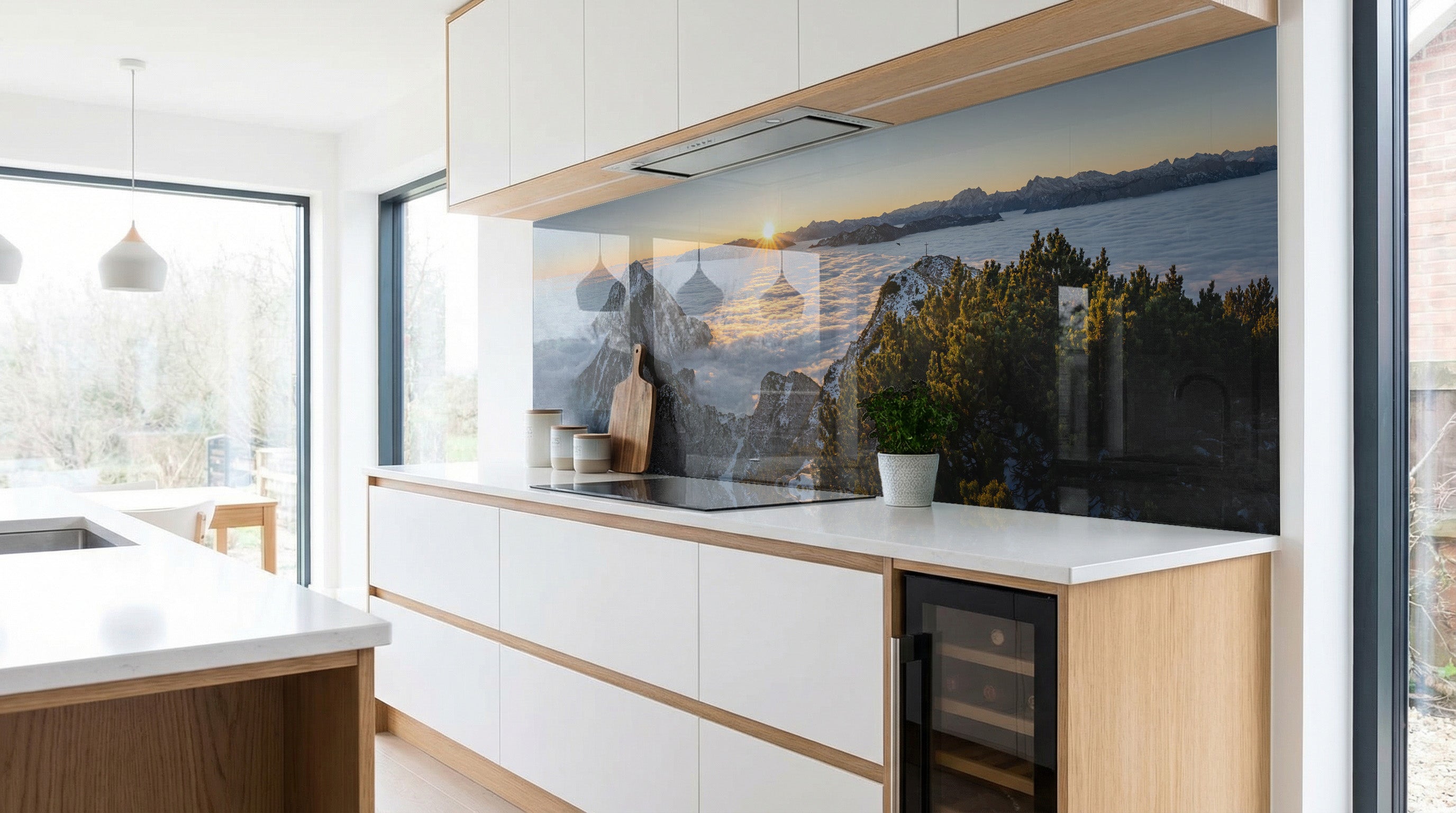 Moderne Küche mit weißen Schränken und einer Küchenrückwand – „Sonnenuntergang Bergsee Wald“ von glasposter.com.