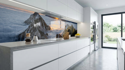 Moderne weiße Küche mit einer Küchenrückwand von glasposter.com – Motiv „Sonnenuntergang, Bergsee, Wald“.