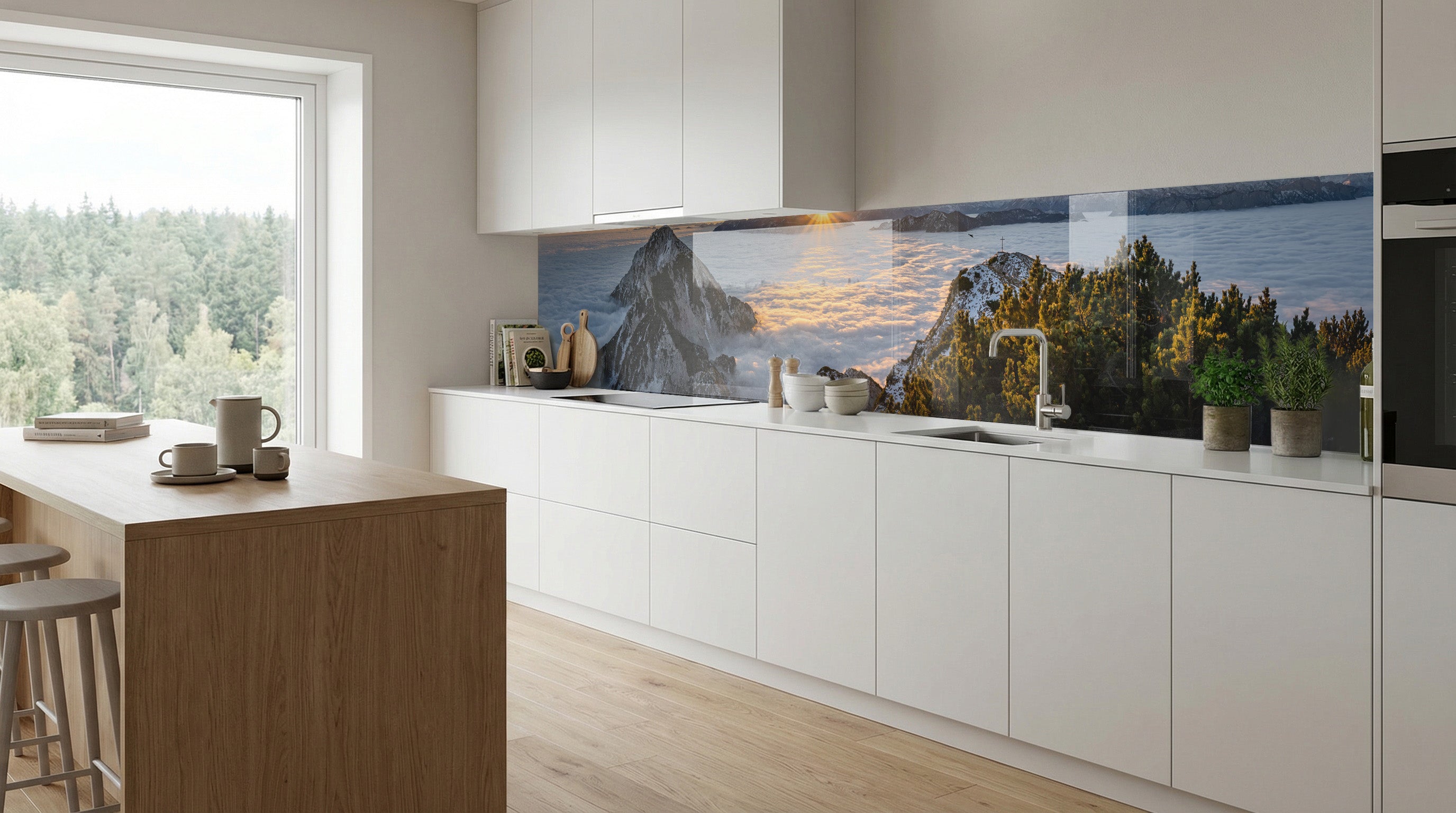 Moderne Küche mit weißen Schränken, Holzakzenten und einer Glasposter-Fliesenwand mit dem Motiv „Sonnenuntergang, Bergsee, Wald“.