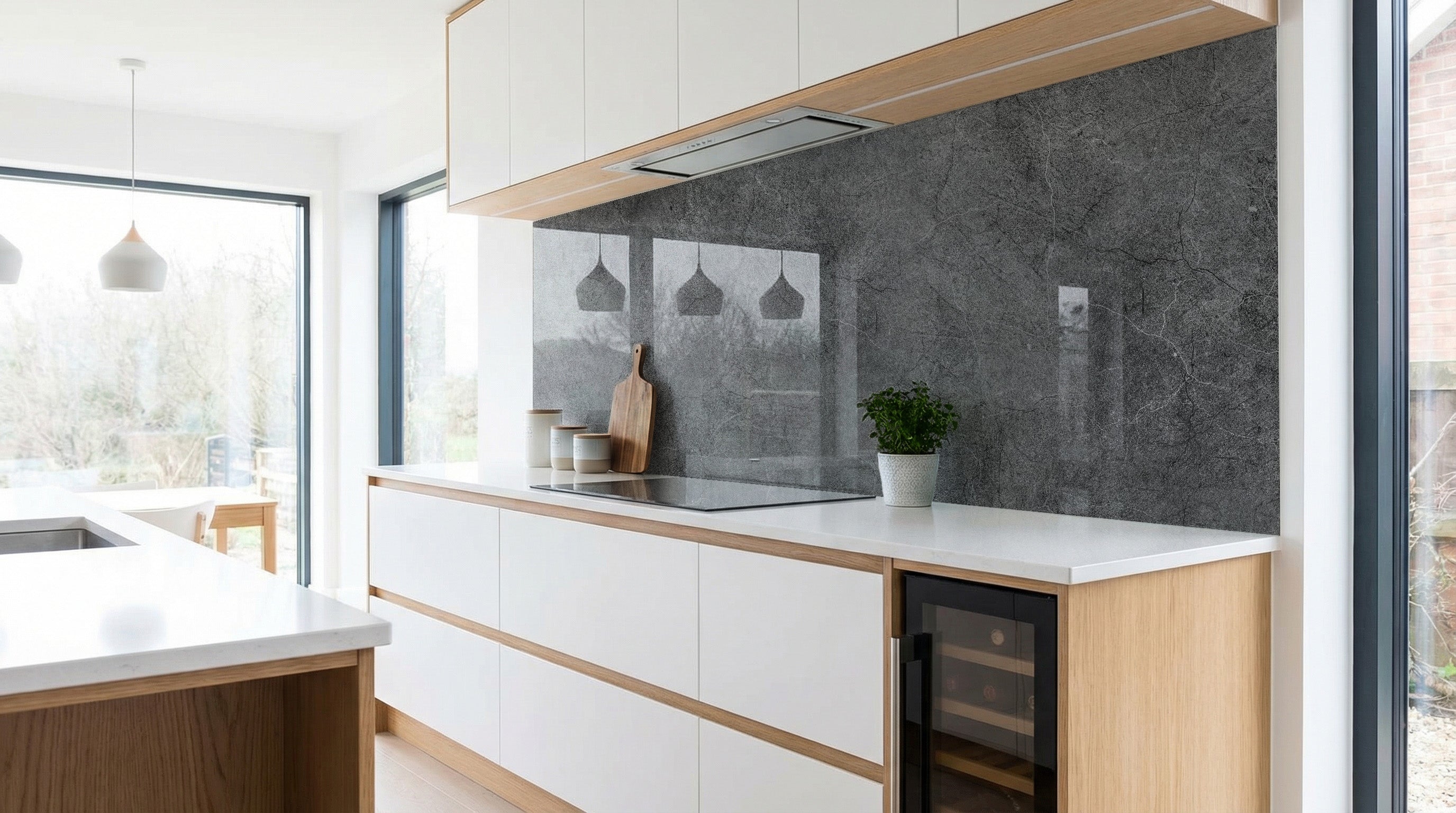 Moderne Küche: weiße Schränke, Spritzschutz „Marmor Grau-Schwarz“ von glasposter.com, Einbaukocher.