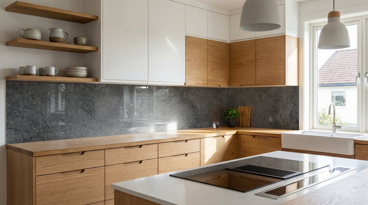 Moderne Küche mit Holzschränken und einer Küchenrückwand „Marmor Grau-Schwarz“ von glasposter.com über dem Fenster.
