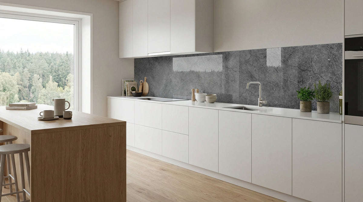 Moderne Küche mit weißen Schränken, Küchenrückwand – Marmor Grau-Schwarz von glasposter.com, Kücheninsel aus Holz.