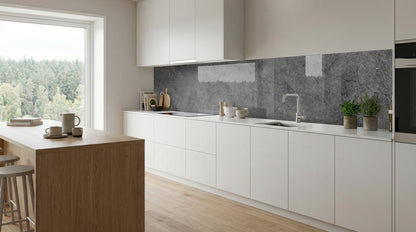Moderne Küche mit weißen Schränken, Küchenrückwand – Marmor Grau-Schwarz von glasposter.com, Kücheninsel aus Holz.