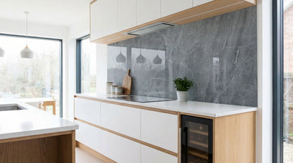 Moderne Küche mit weißen Schränken, Küchenrückwand in Marmoroptik Dunkelgrau-Weiß von glasposter.com.