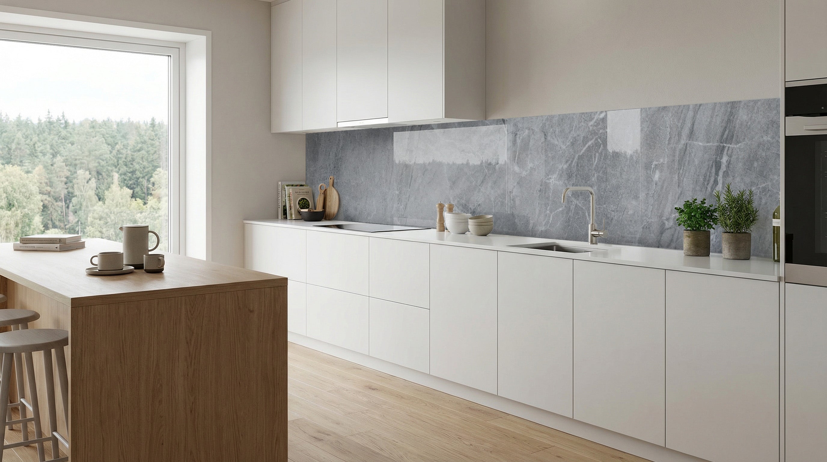 Moderne Küche mit weißen Schränken, Holzakzenten und einer Küchenrückwand in Marmoroptik von glasposter.com.