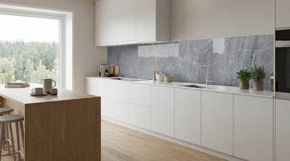 Moderne Küche mit weißen Schränken, Holzakzenten und einer Küchenrückwand in Marmoroptik von glasposter.com.