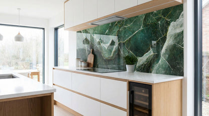 Moderne Küche mit weißen Schränken, Holzakzenten, einer Topfpflanze und einem Glasposter mit smaragdgrünem Marmor – glassposter.com.