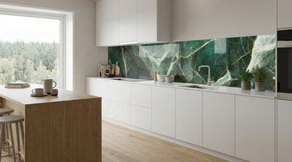 Moderne Küche mit smaragdgrüner Marmor-Küchenrückwand von glasposter.com, Kücheninsel aus Holz, Blick auf den Wald.