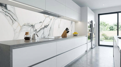 Moderne weiße Küche mit einer Küchenrückwand von glasposter.com – weißer Marmor mit grauen Adern.