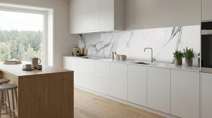 Minimalistische weiße Küche mit einer Küchenrückwand von glasposter.com – weißer Marmor und Kücheninsel aus Holz.