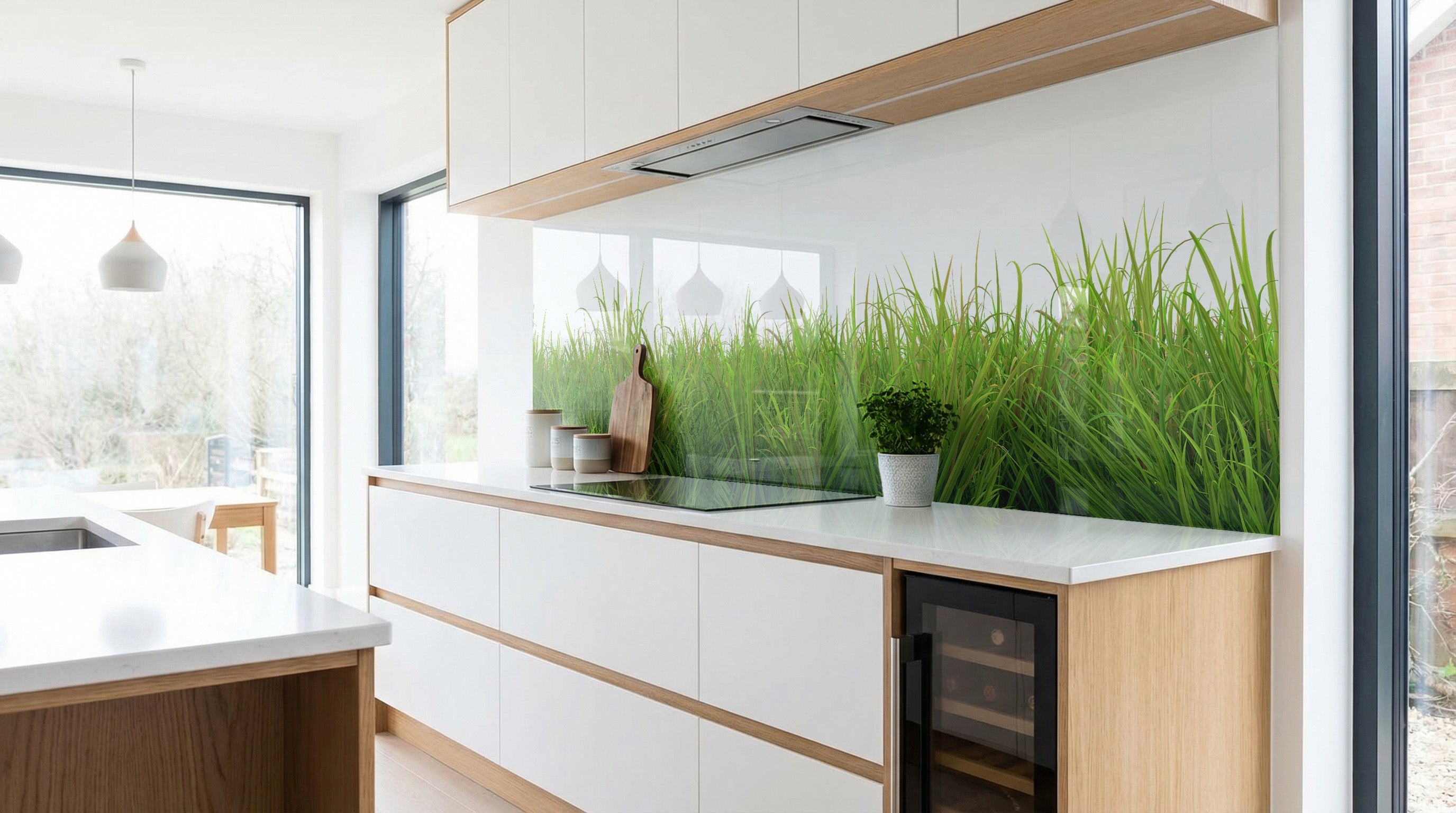 Moderne weiße Küche mit Küchenrückwand – „Wiesengrün“ von glasposter.com als grüne Gras-Rückwand.