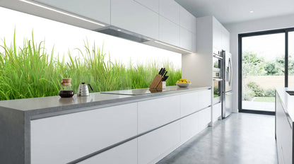 Moderne weiße Küche mit großem Fenster, hellem Licht und Küchenrückwand – „Wiesengrün“ von glasposter.com.