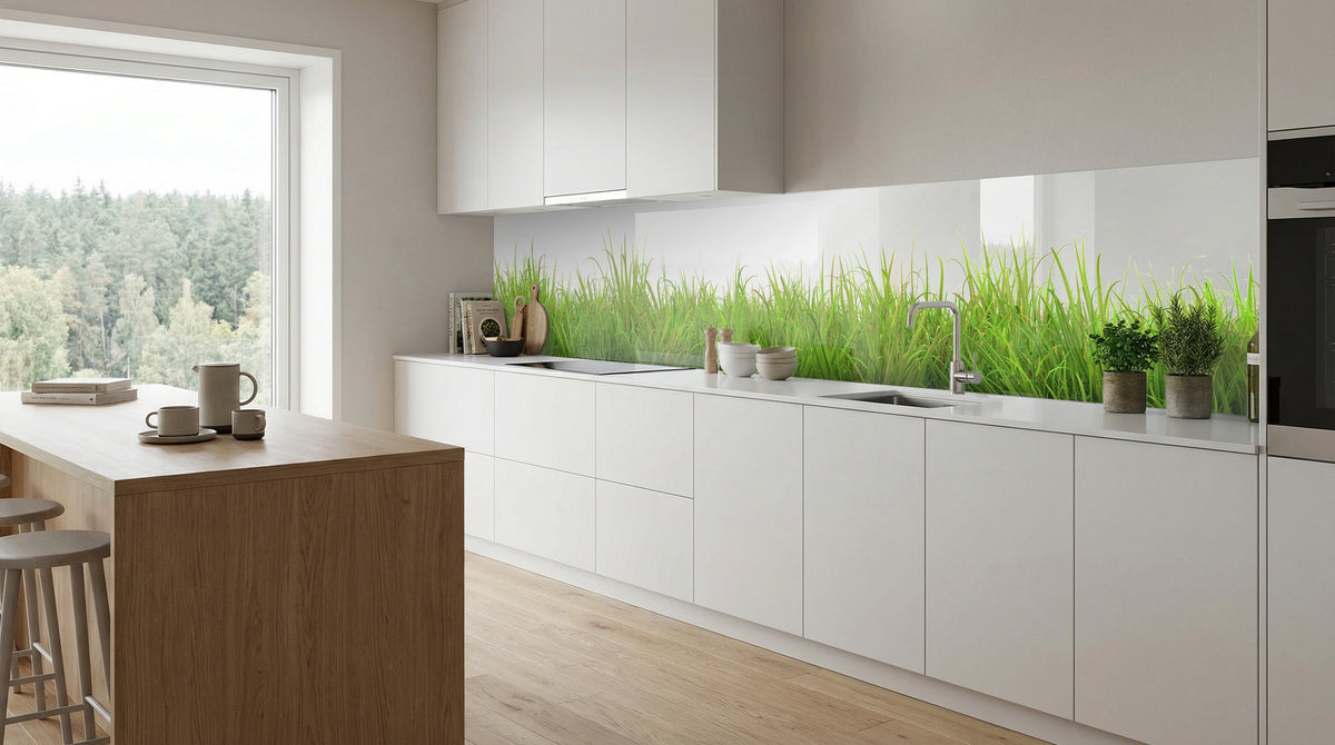 Moderne weiße Küche mit Holzakzenten und Küchenrückwand – „Wiesengrün“ von glasposter.com.