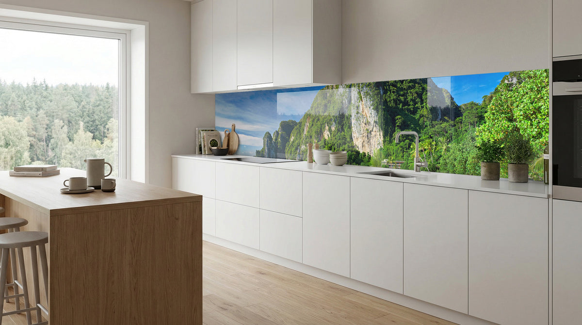 Moderne Küche mit weißen Schränken, Holzböden und einer Küchenrückwand „Tropical Island Paradise“ von glasposter.com.