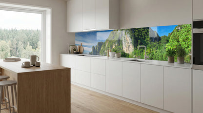 Moderne Küche mit weißen Schränken, Holzböden und einer Küchenrückwand „Tropical Island Paradise“ von glasposter.com.