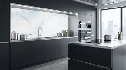 Moderne Küche mit dunklen Schränken, Küchenrückwand – Weiß-blauer Marmor von glasposter.com, Stadtansicht.