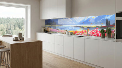 Moderne Küche mit Küchenrückwand – Gemälde „Tulpenfeld am Bergsee“ von glasposter.com als Spritzschutz.