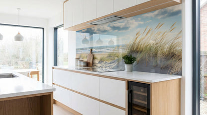 Moderne Küche mit weißen Schränken und einer Küchenrückwand – „Düne an der Nordsee“ von glasposter.com.