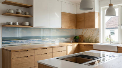 Moderne Küche mit Holzschränken und einer Glas-Küchenrückwand „Düne an der Nordsee“ von glasposter.com.