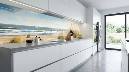 Moderne weiße Küche mit einer Küchenrückwand – „Düne an der Nordsee“ von glasposter.com – und eleganten Küchengeräten.