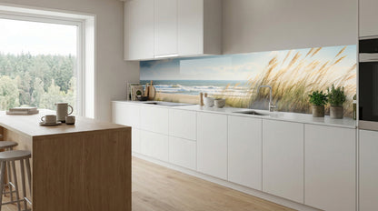 Moderne weiße Küche mit Kochinsel, großem Fenster und einer Küchenrückwand von glasposter.com – „Düne an der Nordsee“.